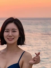AI 생성 성인 한국인 여성의 네이비 비키니 제주 해변 콘셉트 이미지
